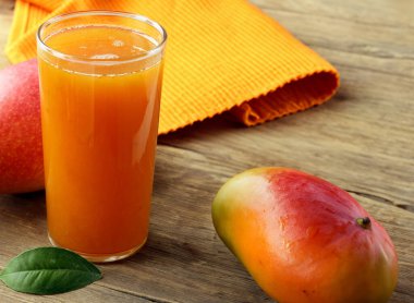 Taze organik mango ve meyve suyu.