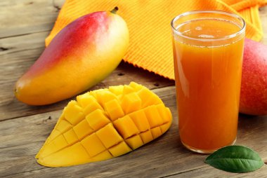 Taze organik mango ve meyve suyu.