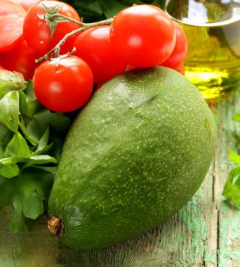 Sağlıklı yemek için taze organik avokado.