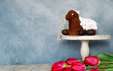 Çiçekli Paskalya kompozisyonu yumurta süslemesi