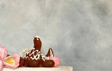 Çiçekli Paskalya kompozisyonu yumurta süslemesi