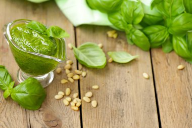 Taze fesleğenden İtalyan pesto sosu