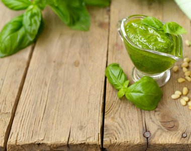 Taze fesleğenden İtalyan pesto sosu