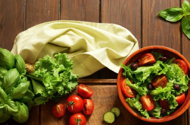 Tahta kasede domatesli ve zeytinli taze salata.