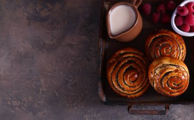 Tatlı olarak haşhaş tohumlu çörekler masada.