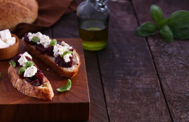 Peynirli bruschetta ve fırında pancar.