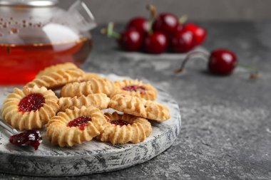 Kirazlı reçelli Kurabye kurabiyeleri