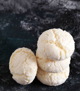 Hindistan cevizi kurabiyeleri masadaki ikramlar için tatlı.