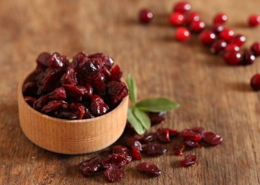 Masanın üzerinde kurumuş yaban mersini var.