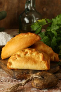 Ahşap masada atıştırmak için fırında turta