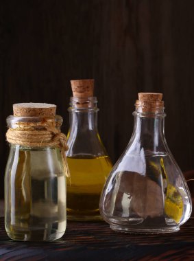 organik hindistan cevizi bitkisi yağı cam şişede.