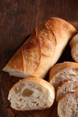 Peynirli baget ve atıştırmalık taze meyve.