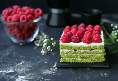 Taze ahududu ve kremalı şam fıstıklı kek.