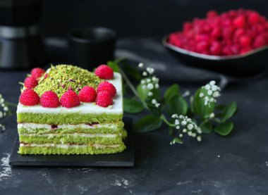 Taze ahududu ve kremalı şam fıstıklı kek.