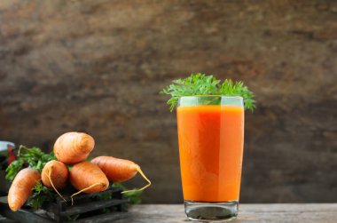 sağlıklı beslenmek için taze organik havuç suyu