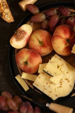 Peynir tahtası ve taze meyve üzümleri.