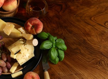 Peynir tahtası ve taze meyve üzümleri.