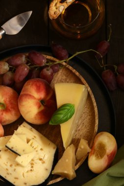 Peynir tahtası ve taze meyve üzümleri.