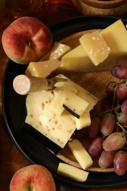 Peynir tahtası ve taze meyve üzümleri.