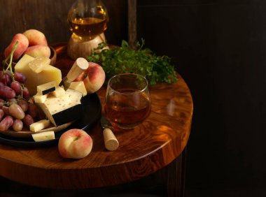 Peynir tahtası ve taze meyve üzümleri.