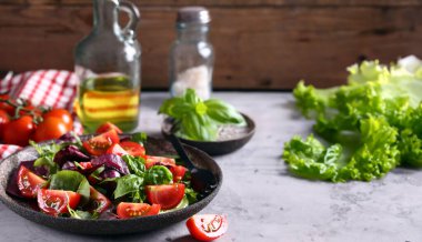 Kiraz domates ve fesleğen taze salata