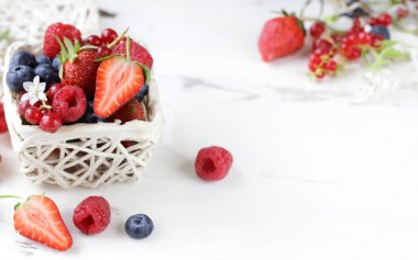 Taze böğürtlenler ahşap bir masada üzümlü üzümler.