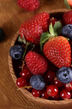 Taze böğürtlenler ahşap bir masada üzümlü üzümler.