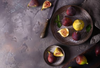 Tahta masada sağlıklı yemek için taze incir.