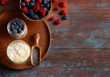 Tahta masada taze organik chia pudingi.