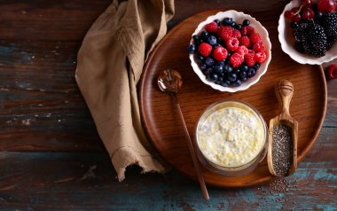 Tahta masada taze organik chia pudingi.
