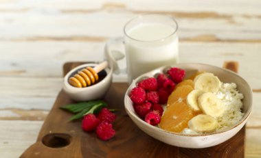 Kahvaltı için taze böğürtlen ve meyveli süzme peynir.