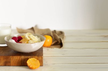 Kahvaltı için taze böğürtlen ve meyveli süzme peynir.