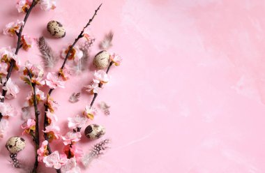 Bıldırcın yumurtası ve çiçekli Paskalya kompozisyonu