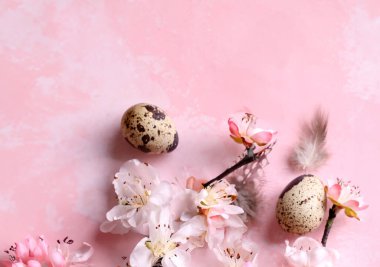 Bıldırcın yumurtası ve çiçekli Paskalya kompozisyonu