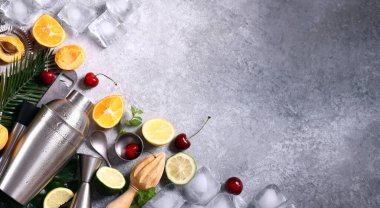 Kokteyller için cam eşyalar - titretici ve ölçü bardakları