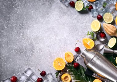 Kokteyller için cam eşyalar - titretici ve ölçü bardakları