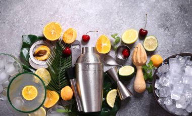 Kokteyller için cam eşyalar - titretici ve ölçü bardakları