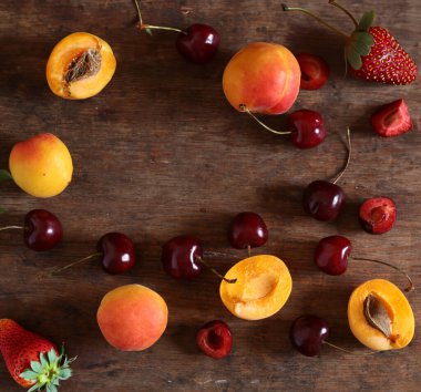 Ahşap arka planda taze böğürtlen çeşitleri