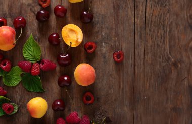 Ahşap arka planda taze böğürtlen çeşitleri