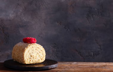 Sünger rulo tatlı ve taze böğürtlen