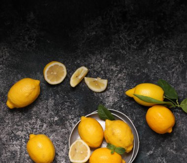 Gri taş zemin üzerinde organik limonlar