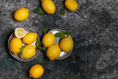 Gri taş zemin üzerinde organik limonlar