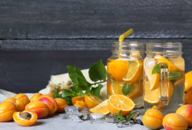 Portakallı ve kayısılı ferahlatıcı yaz içeceği