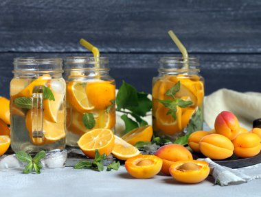 Portakallı ve kayısılı ferahlatıcı yaz içeceği
