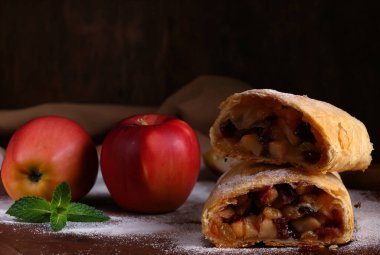 Kuru üzümlü puf böreğinden yapılmış elmalı turta.