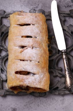 Kuru üzümlü puf böreğinden yapılmış elmalı turta.