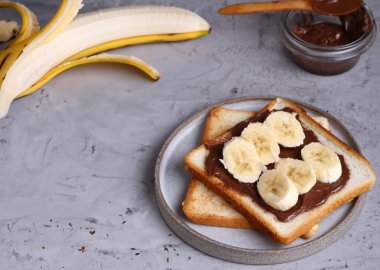 Çikolatalı tost ve kahvaltıda muz.