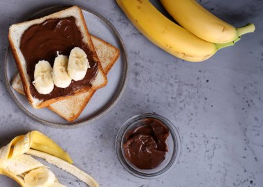 Çikolatalı tost ve kahvaltıda muz.