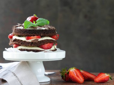 Taze çilekli çikolatalı tatlı.