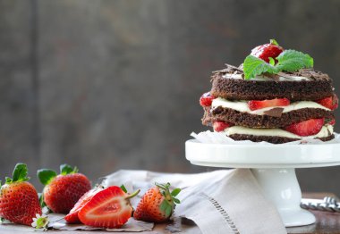 Taze çilekli çikolatalı tatlı.